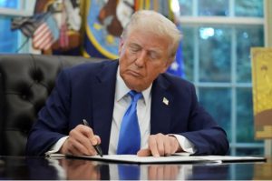 Trump signs order targeting antifa as a 'terrorist organization' 特朗普
