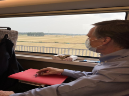 I want to take my children to China to ride the high-speed rail. 图片2