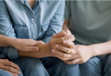 Experts say parents must overcome their own emotions to raise emotionally healthy children 图片3