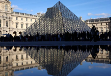 Some of the Louvre’s beams are “particularly fragile,” forcing the closure of one exhibition hall. 卢浮宫