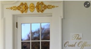 Trump’s new gold Oval Office sign draws mockery and anger 捕获