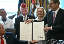 Trump Signs Order to Ease Cannabis Limits in Industry Win 20251219100705