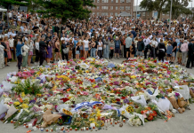 Thousands of bouquets laid for Bondi victims as community unites in grief 澳大利亚