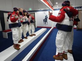 US Olympians are greeted at Milan’s airport with star-spangled Ralph Lauren uniforms 下载 (3)