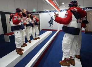 US Olympians are greeted at Milan’s airport with star-spangled Ralph Lauren uniforms 下载 (3)